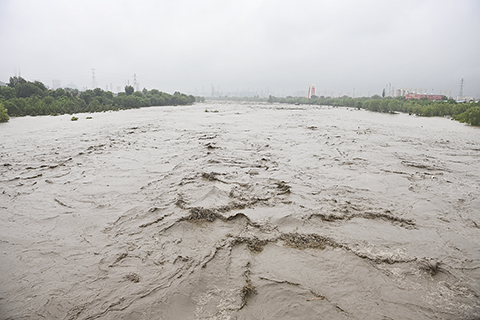 ◎ 七月三十一日,北京降雨持續,永定河門頭溝河段水位大幅度上漲。(中新社記者 田雨昊 攝)