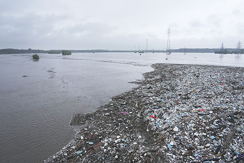 ◎ 七月三十一日,北京房山區琉璃河鎮大石河水位上漲。北京市氣象台當日十時發佈分區域暴雨紅色預警信號。北京市水文總站發佈洪水紅色預警。(中新社記者 崔楠 攝)