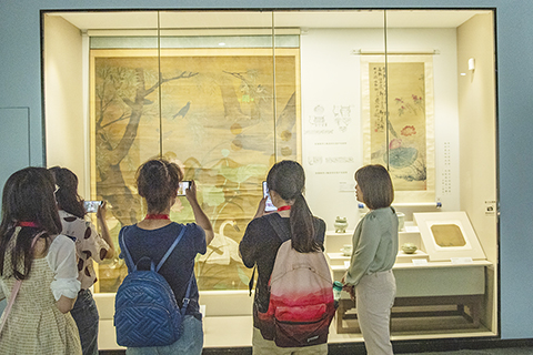 ◎ 特展中的青花「一把蓮」瓷盤(清代)等吸引參觀者。(中新社記者 劉忠俊 攝)