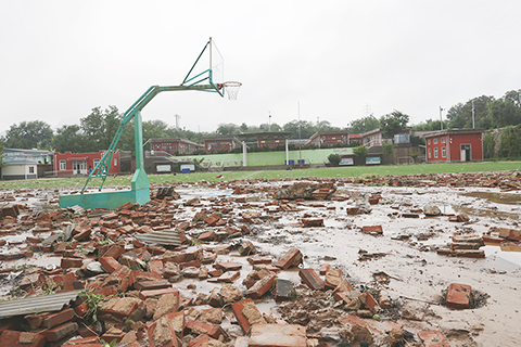 ◎ 八月一日,北京市房山區,青龍湖鎮上萬村小學圍牆倒塌,操場雜亂。受台風「杜蘇芮」影響,北京自七月二十九日開始連續強降雨,西部、西南部、南部迎來特大暴雨。(中新社記者 楊可佳 攝)