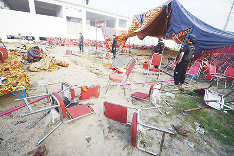 ◎ 巴基斯坦警方七月三十一日說,三十日下午發生在該國西北部開伯爾-普什圖省一政黨集會現場的自殺式爆炸襲擊已造成至少五十四人死亡。圖為三十一日,在巴基斯坦開伯爾-普什圖省巴焦爾地區,安全人員在炸彈襲擊事件現場查看。(新華社發)