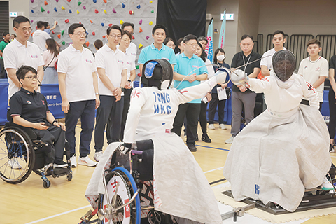◎ 八月六日,香港特區行政長官李家超到深水埗體育館出席由康樂及文化事務署舉辦的「全民運動日二0二三」,身體力行參與體育同樂活動。圖為李家超觀看輪椅劍擊演示。(香港中通社記者 謝光磊 攝)
