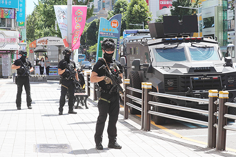 ◎ 八月六日,全副武裝的特警在韓國釜山街頭巡邏。 近日韓國多地發生持兇器傷人的惡性事件後,韓國警察廳長尹熙根四日下午宣佈啟動特別治安行動,投入大批警力,強化治安巡查。警方還將嚴厲打擊在網上散佈惡性犯罪預告及傳播各類虛假消息的行為。(新華社/紐西斯通訊社)