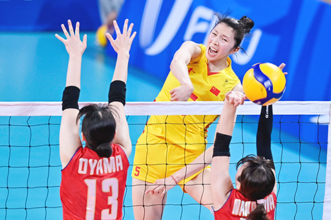 ◎ 八月六日,中國隊球員吳夢潔(後)在比賽中扣球。世界大學生夏季運動會女子排球金牌賽中,中國隊以三比0戰勝日本隊,奪得冠軍。(新華社記者 曹銘 攝)