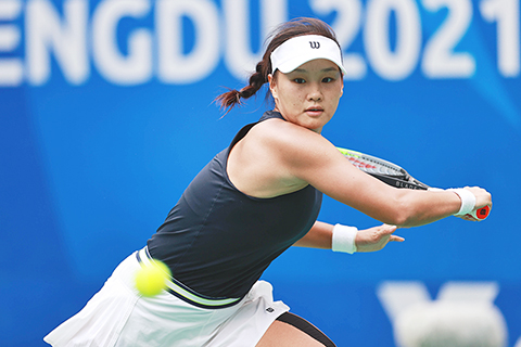 ◎ 八月六日,第三十一屆世界大學生夏季運動會網球女子單打決賽在四川成都舉行,中國隊選手郭涵煜擊敗中國台北隊選手楊亞依,奪得金牌。(中新社記者 王磊 攝)