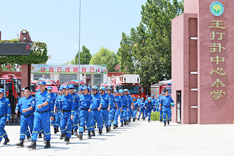 ◎ 八月六日,藍天救援隊在山東德州平原震中現場指揮部集結待命。(中新社記者 梁犇 攝)