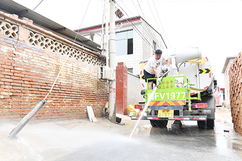 ◎ 八月六日,河北省涿州市清涼寺街道馬坊村工作人員在進行消毒殺菌作業。連日來,涿州城區多個社區和城市街道在進行清淤之後立即開展消毒殺菌作業。(中新社記者 韓冰 攝)