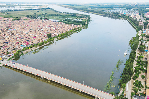 ◎ 八月六日十七時,天津市水文水資源管理中心發佈大清河洪水紅色預警。圖為八月六日在天津市靜海區台頭鎮拍攝的大清河靜海段。(無人機照片)(中新社記者 佟郁 攝)