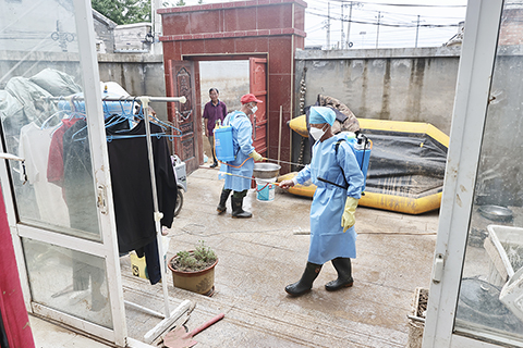 ◎ 八月七日,北京房山青龍湖鎮辛開口村,消殺小隊進入村民家中進行災後消殺。持續暴雨襲擊下,大石河急流漫過河岸,灌進辛開口村三十餘戶村民家中。洪水過後存留大量淤泥、生活垃圾,易造成環境衛生風險。據介紹,該鎮已組織各受災村清理室內外環境,清除垃圾雜物,做到先清理、後消毒,控制疫病發生的危險因素。(中新社)