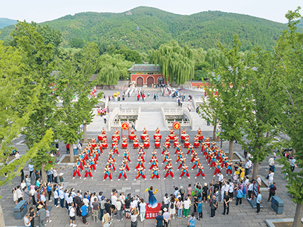 圖為百人鑼鼓表演現場(航拍)。(武俊杰 攝)