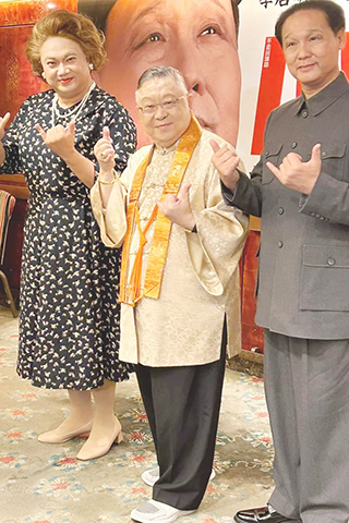 ◎ 李居明(中)和龍貫天、陳鴻進出席粵劇《小平你好》記者會。