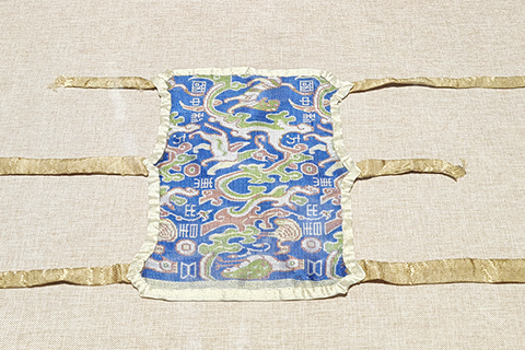 ◎ 今年一月在北京展出中的「五星出東方利中國」織錦護臂(複製品)。(中新社記者 應妮 攝)