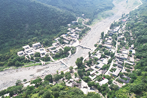 ◎ 河北省邢台市臨城縣趙莊鄉梁家莊村,一個太行山深處的小山村,是此次強降雨過程中河北最大降雨點,七月二十九日八時到八月一日七時,累計降雨量突破一千毫米。常住人口一百一十二人的梁家莊經受住了極值暴雨考驗,無一人傷亡。圖為八月十日,航拍水退後的梁家莊村。(無人機照片)(中新社記者 翟羽佳 攝)