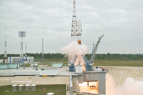 ◎ 俄羅斯8月11日發射「月球-25」號月球探測器,重啟從蘇聯時代算起已中止47年的探月任務。圖為當日,俄羅斯「月球-25」號探測器搭乘「聯盟-2.1b」運載火箭從位於俄羅斯遠東地區阿穆爾州的東方航天發射場升空(俄羅斯國家航天集團官方網站視頻截圖)。(新華社發)