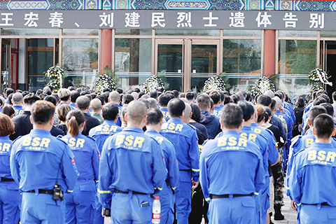 ◎ 八月十二日,在北京市強降雨搶險救災中英勇犧牲的王宏春、劉建民烈士遺體告別儀式在北京市房山區殯儀館舉行。現場介紹了王宏春烈士、劉建民烈士的生平事跡,并宣讀北京市人民政府評定王宏春、劉建民兩位同志為烈士的決定。除了兩名烈士的親友外,不少藍天救援隊隊員及市民前來送別兩位烈士。(香港中通社圖片)