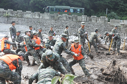 ◎ 武警陝西總隊西安支隊官兵正在開展救援清理工作。(武警陝西總隊西安支隊供圖)