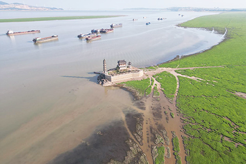 ◎ 八月十一日,位於江西鄱陽湖水域的「千年石島」落星墩全部露出水面。(徐成 攝)