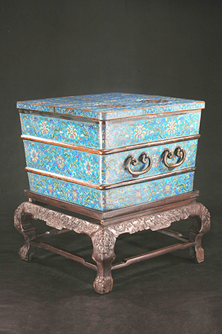 ◎ 瀋陽故宮院藏的清掐絲琺琅蟠龍透雕寶相花獸耳方冰箱是一款迷你小冰箱,箱體有冰化洩水和散發冷氣的孔洞。(瀋陽故宮博物院供圖)