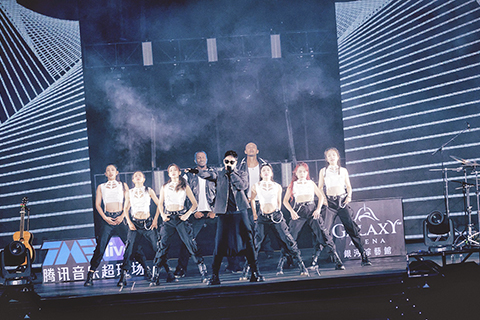 ◎ 潘瑋柏八月十二日在銀河綜藝館獻聲。