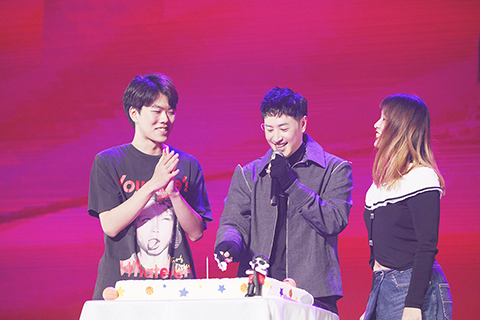 ◎ 歌迷和潘瑋柏台上一起切蛋糕慶祝生日。