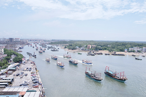 ◎ 八月十六日十二時,為期三個半月的中國南海伏季休漁期宣告結束,隨著「開海令」發出,廣西北部灣海域千帆競發,耕海牧漁。(中新社記者 俞靖 攝)