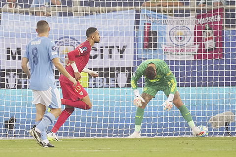 ◎ 恩尼里斯(中,紅衣)頭攻先破曼城大門,西維爾領先一比0。(美聯社)