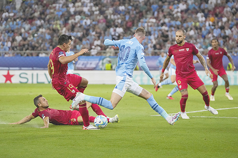 ◎ 八十號彭馬為曼城及時扳平一比一,得以十二碼決勝。美聯社)