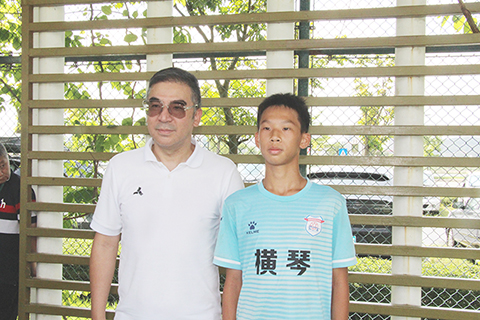 ◎ 深合區足球協會會長朱廣輝及學生廖展圖。