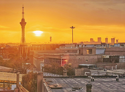 夜晚十一點,太陽還未落山。