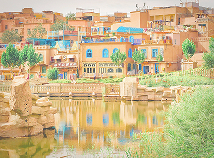 色彩奪目的高台民居。