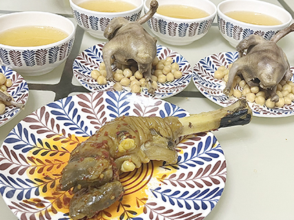 鴿子湯和羊蹄。