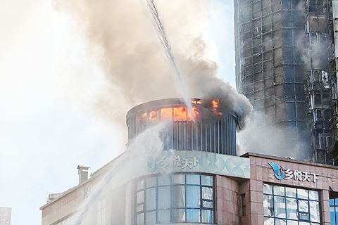 ◎ 八月二十二日,天津南開區萬德莊街新天地大廈外牆起火,市應急、消防等部門迅速趕到現場,全力投入滅火和人員疏散工作。目前火情已基本得到控制,相關部門仍在緊張工作中。(中新社發 金立冬 攝)
