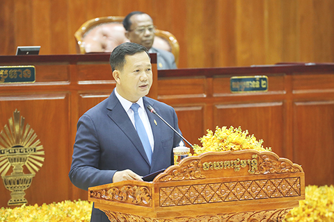 ◎ 柬埔寨第七屆國會第一次會議八月二十二日在金邊表決通過洪瑪奈為新一屆政府首相,並通過了國會領導人和內閣成員人選提名。柬埔寨人民黨中央常委、國會第二副主席昆索達莉當選國會主席。圖為當日,柬埔寨新一屆政府首相洪瑪奈在首都金邊向國會議員發表講話。(新華社發)