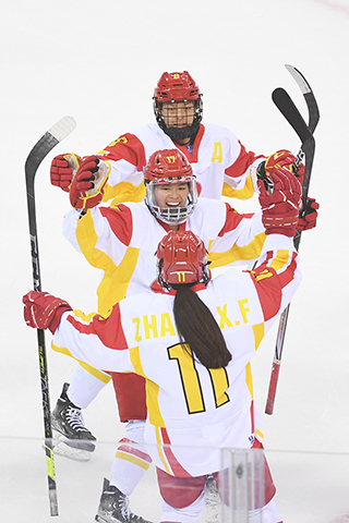 ◎ 八月二十三日,中國隊球員張喜芳(下)在比賽中得分後與隊友慶祝。;在廣東深圳龍崗大運中心體育館舉行的二0二三年國際冰聯女子冰球世錦賽(甲級A組)比賽中,中國隊以四比二戰勝丹麥隊。(新華社記者梁旭攝)