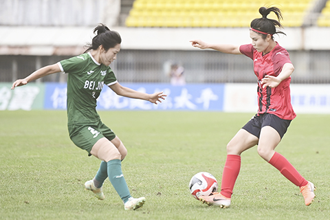◎ 八月二十三日,在北京進行的二0二三年中國足球協會女子超級聯賽第十三輪比賽中,北京女足隊(綠衣)二比一戰勝廣東女足隊,收穫賽季主場三連勝。(中新社記者田雨昊攝)