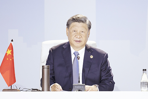 ◎ 當地時間八月二十四日上午,國家主席習近平在約翰內斯堡出席金磚國家領導人第十五次會晤特別記者會。會議宣佈,邀請沙特、埃及、阿聯酋、阿根廷、伊朗、埃塞俄比亞正式成為金磚大家庭成員。圖為習近平發表重要講話。(新華社記者 丁海濤 攝)