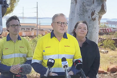 ◎ 澳大利亞總理阿爾巴尼斯(中)在八月廿七日於澳大利亞卡拉薩發生飛機失事事故後向媒體發表講話。(美聯社圖)