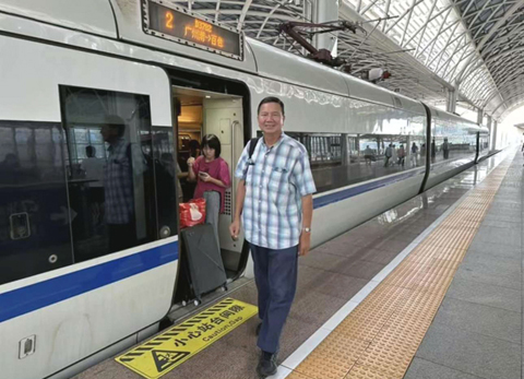 乘坐城軌火車出發。