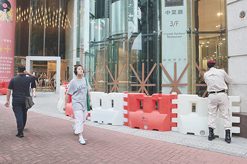 ◎ 八月卅一日,香港天文台在下午三時四十分改發三號強風信號,並預告會在今日凌晨二時至五時改發八號烈風或暴風信號。預料本港今日日間天氣顯著轉壞,有狂風大驟雨,風勢猛烈。圖為當日,香港紅磡一酒店將玻璃貼上膠帶防風並放置擋板。(香港中通社記者 謝光磊 攝)