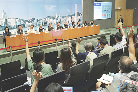 ◎ 因應超強颱風蘇拉逼近香港,八月卅一日,香港特區政府召開跨部門的督導委員會會議,做好部署。政務司司長陳國基會聯同相關部門代表下午舉行聯合記者會,交代政府應對颱風的工作。(香港中通社記者 謝光磊 攝)