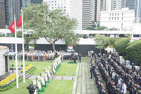 ◎ 九月三日上午,香港特別行政區政府舉行「中國人民抗日戰爭勝利紀念日」紀念儀式,特別行政區行政長官李家超等政府官員及各界人士出席。圖為李家超帶領政府官員和各界人士肅立默哀。(中新社記者 侯宇 攝)