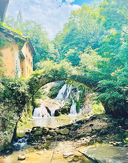 從拱橋看石梁飛瀑景觀。