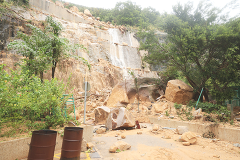 ◎ 九月八日,香港筲箕灣耀東邨耀興道發生山泥傾瀉。(香港中通社記者許其皓 攝)
