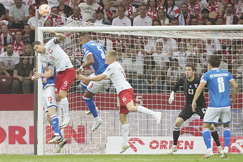 ◎ 歐國盃E組賽,九月七日波蘭華沙國家體育場舉行,波蘭隊的利雲度夫斯基(左)和卡羅爾.斯維德斯基(左二)與法羅群島隊的索尼納特斯塔德爭奪球權。(美聯社)