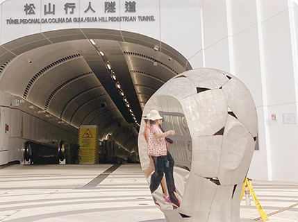 雕塑《面鏡6#》。