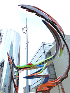 《煉金術的飛躍》雕塑。