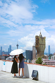 遊客在東洋望炮台眺望澳門。