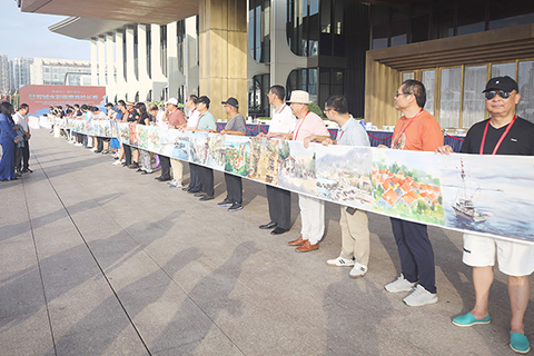 ◎ 九月九日,香港與青島兩地畫家展示共同繪製的長卷。(中新社發 葵亞群 攝)