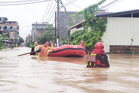 ◎ 二 0二三年九月,廣西玉林市博白縣民警幫助轉移洪水中被困人員。(玉林市公安局供圖)