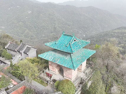 南岩宮周邊山勢飛翥。